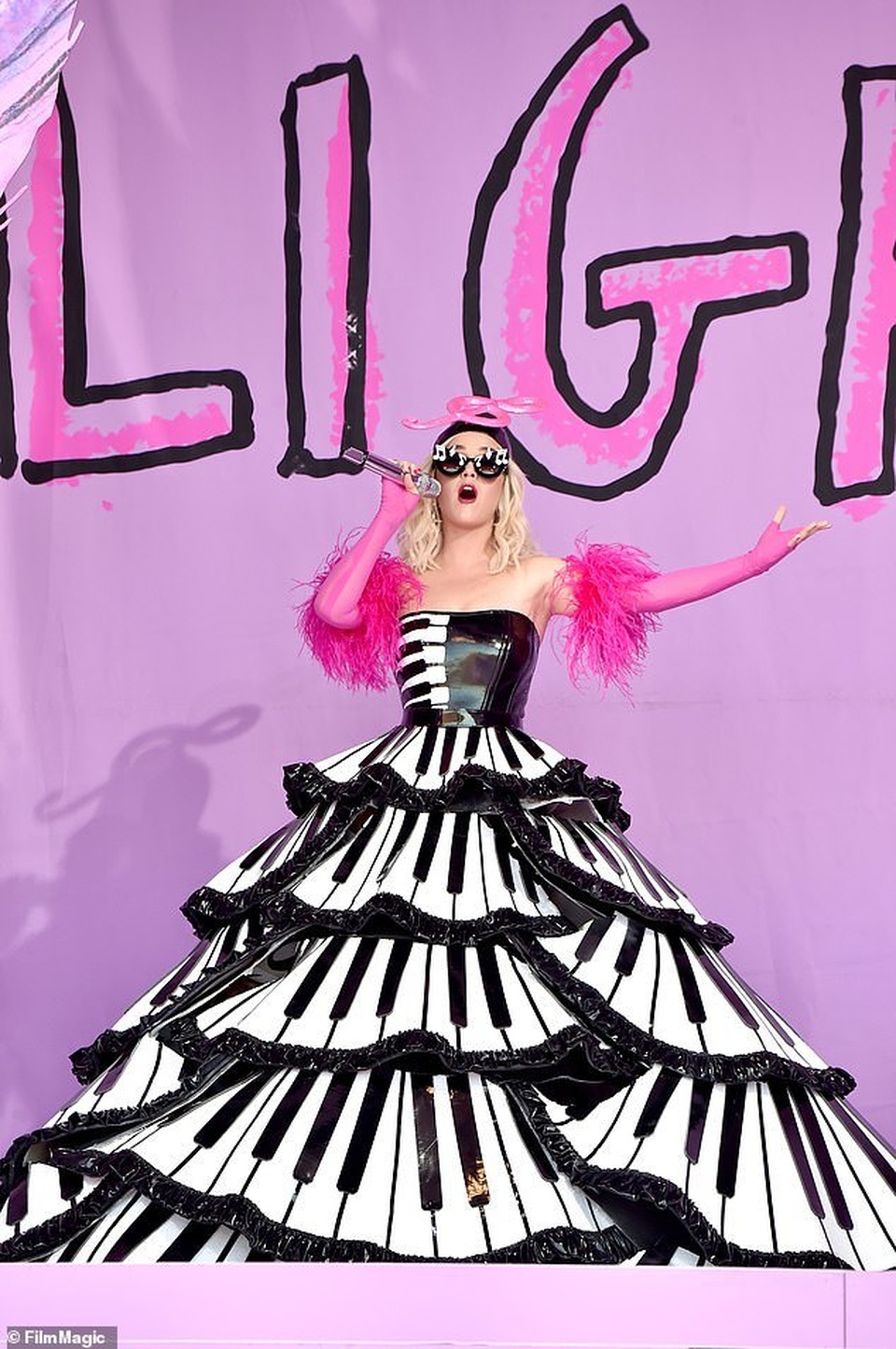 Katy Perry diện đồ lạ mắt trình diễn quyến rũ - 4 Katy Perry diện đồ lạ mắt trình diễn quyến rũ - 4