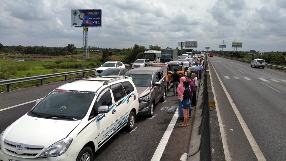 8 ô tô tông nhau liên hoàn, cao tốc TPHCM - Trung Lương kẹt cứng - 3