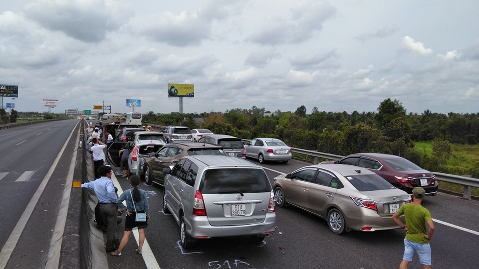 8 ô tô tông nhau liên hoàn, cao tốc TPHCM - Trung Lương kẹt cứng - 4