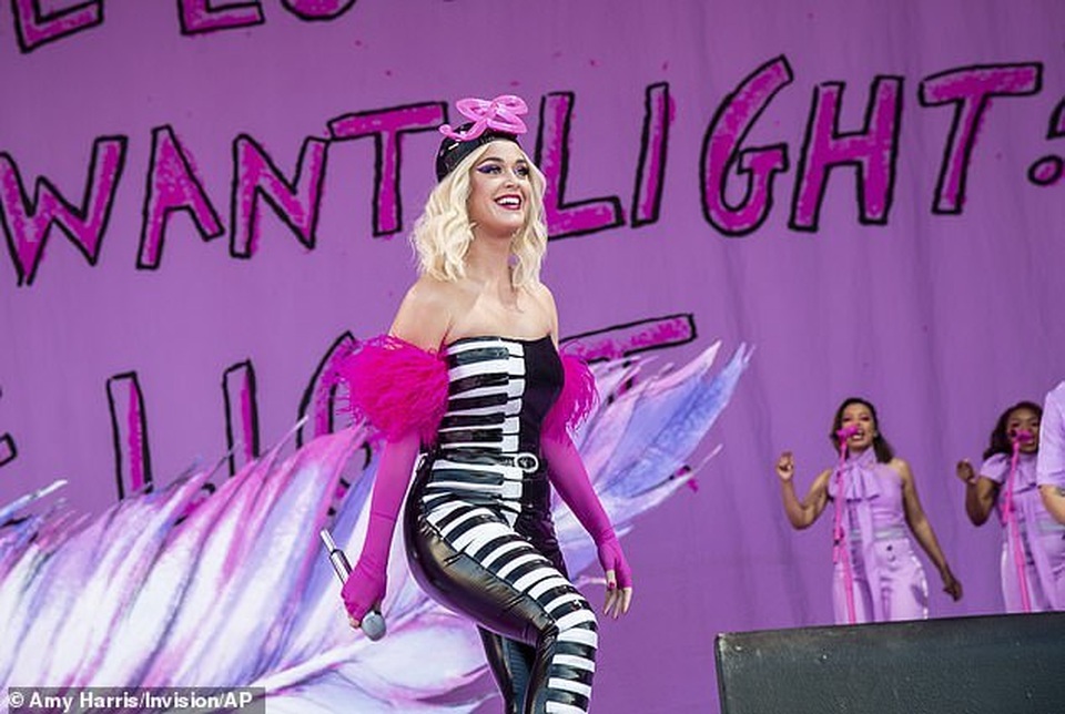 Katy Perry diện đồ lạ mắt trình diễn quyến rũ - 2 Katy Perry diện đồ lạ mắt trình diễn quyến rũ - 2