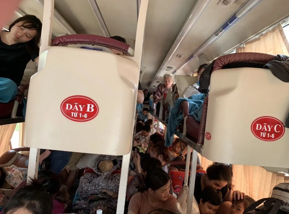 Xe khách 42 chỗ “nhồi nhét” 73 người từ Hà Nội đi Yên Bái - 2 Xe khách 42 chỗ “nhồi nhét” 73 người từ Hà Nội đi Yên Bái - 2