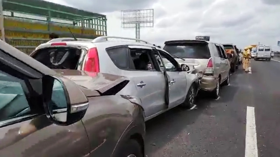 8 ô tô tông nhau liên hoàn, cao tốc TPHCM - Trung Lương kẹt cứng - 2