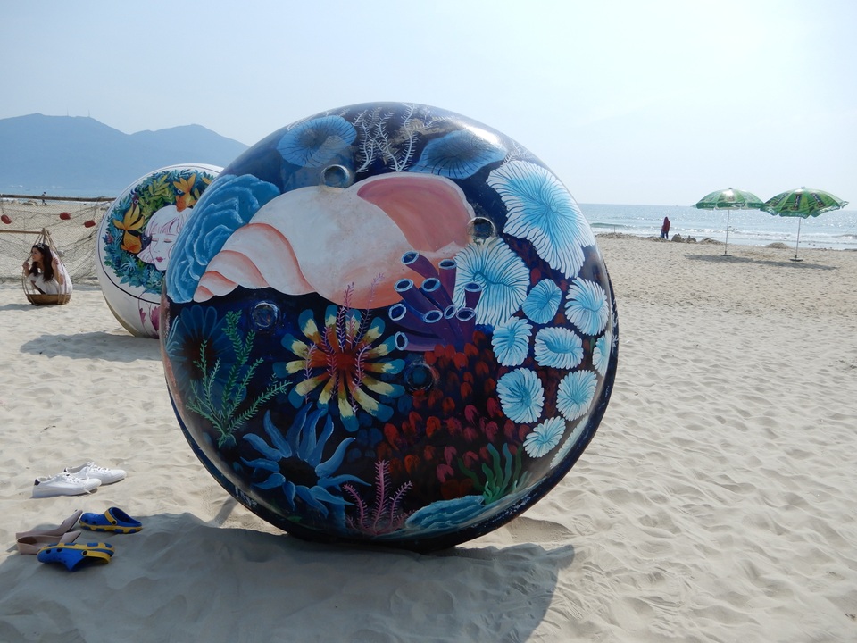 Du khách thích thú “check in” bên những chiếc thuyền thúng, ván lướt - 7 Du khách thích thú “check in” bên những chiếc thuyền thúng, ván lướt - 7