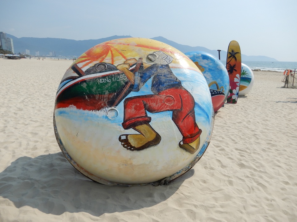 Du khách thích thú “check in” bên những chiếc thuyền thúng, ván lướt - 8 Du khách thích thú “check in” bên những chiếc thuyền thúng, ván lướt - 8