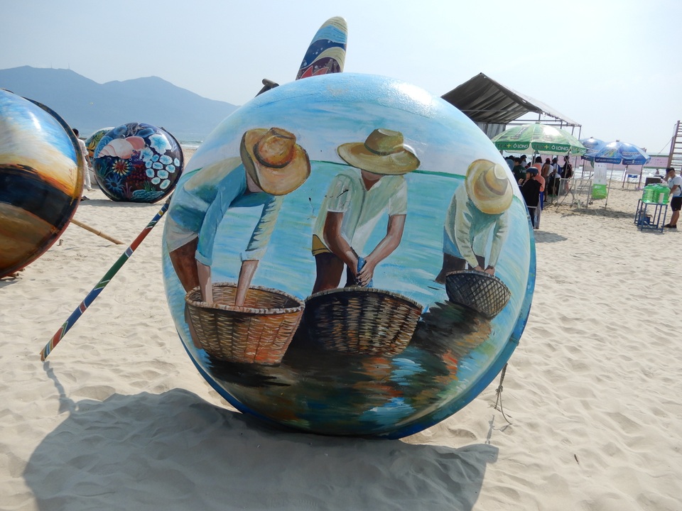 Du khách thích thú “check in” bên những chiếc thuyền thúng, ván lướt - 9 Du khách thích thú “check in” bên những chiếc thuyền thúng, ván lướt - 9