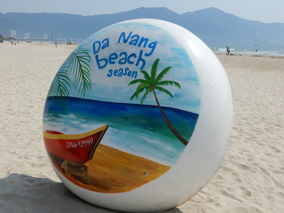 Du khách thích thú “check in” bên những chiếc thuyền thúng, ván lướt - 10 Du khách thích thú “check in” bên những chiếc thuyền thúng, ván lướt - 10