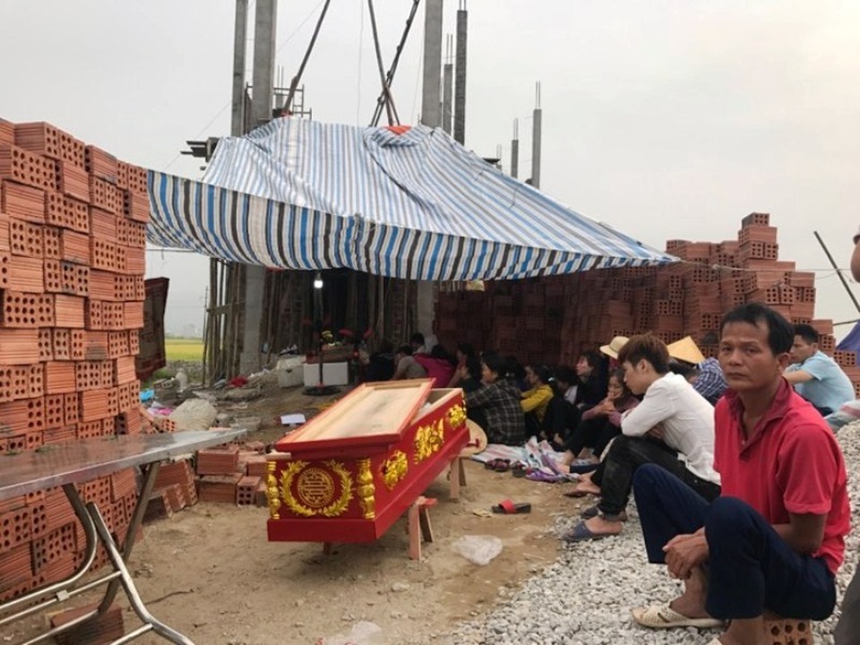 Người đàn ông bị đánh chết khi đi trả nợ, người nhà mang thi thể đi phản đối - 1 Người đàn ông bị đánh chết khi đi trả nợ, người nhà mang thi thể đi phản đối - 1