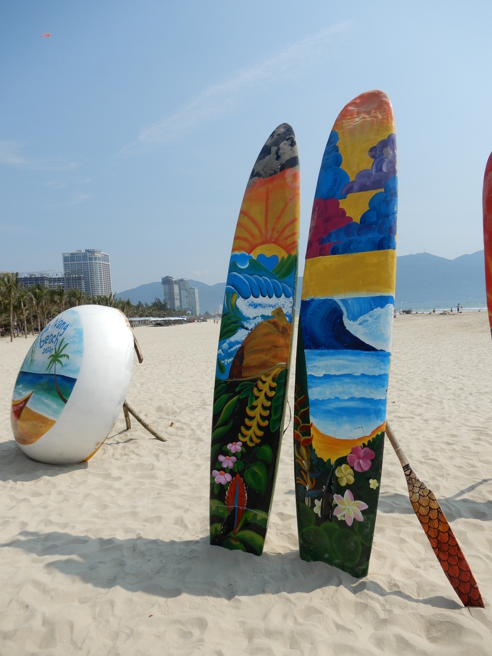 Du khách thích thú “check in” bên những chiếc thuyền thúng, ván lướt - 11 Du khách thích thú “check in” bên những chiếc thuyền thúng, ván lướt - 11