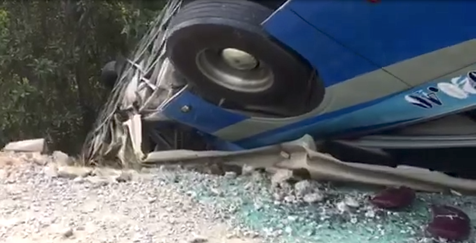 Tránh học sinh băng qua đường, xe khách dốc ngược bên đường Hồ Chí Minh - 3