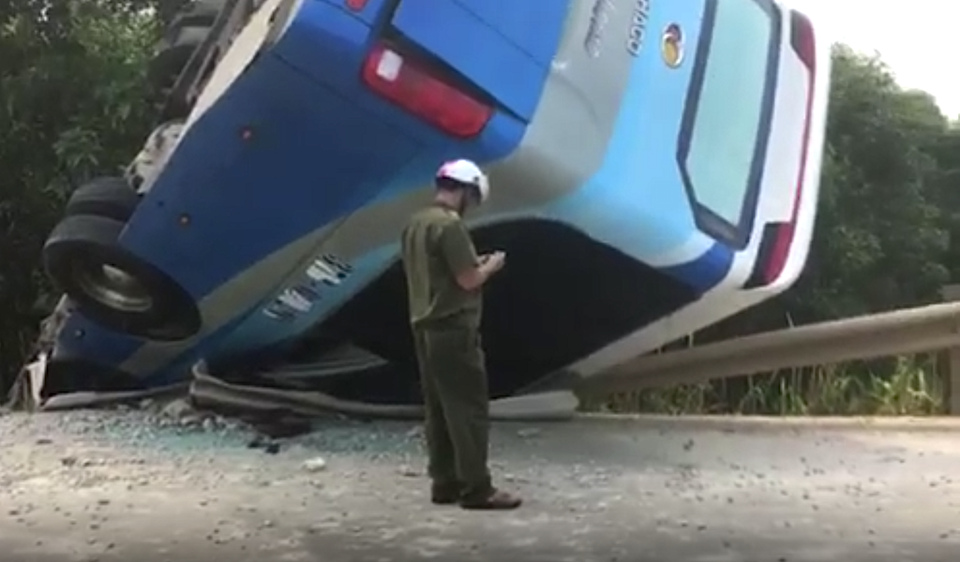 Tránh học sinh băng qua đường, xe khách dốc ngược bên đường Hồ Chí Minh - 2