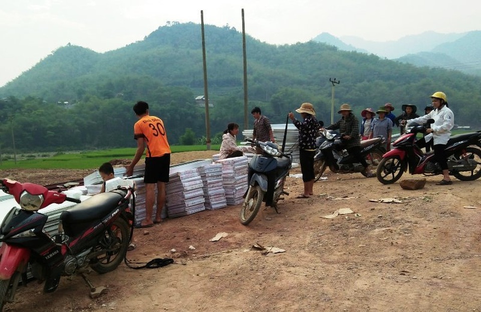 Người dân đóng góp công sức xây trường cho học sinh vùng cao - 4 Người dân đóng góp công sức xây trường cho học sinh vùng cao - 4