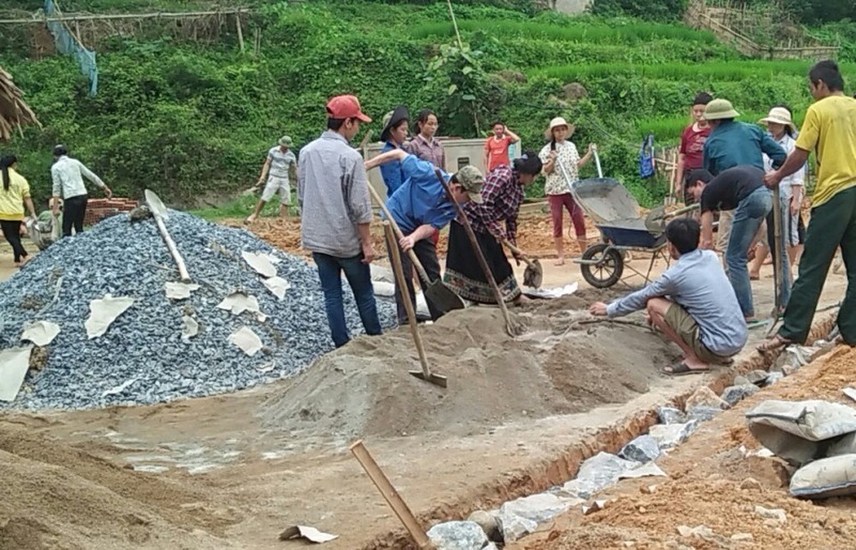 Người dân đóng góp công sức xây trường cho học sinh vùng cao - 1 Người dân đóng góp công sức xây trường cho học sinh vùng cao - 1