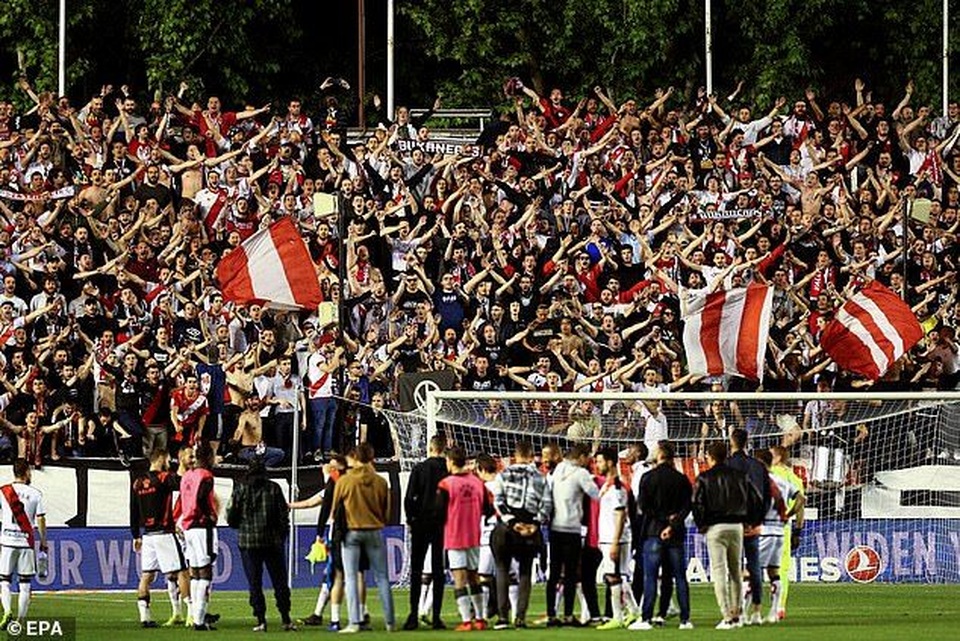 Thua Vallecano, Real Madrid kém Atletico đến 9 điểm - 2