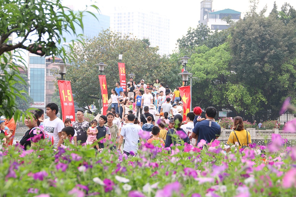 Toát mồ hôi, chen nhau trong công viên Thủ Lệ dịp nghỉ lễ - 12 Toát mồ hôi, chen nhau trong công viên Thủ Lệ dịp nghỉ lễ - 12