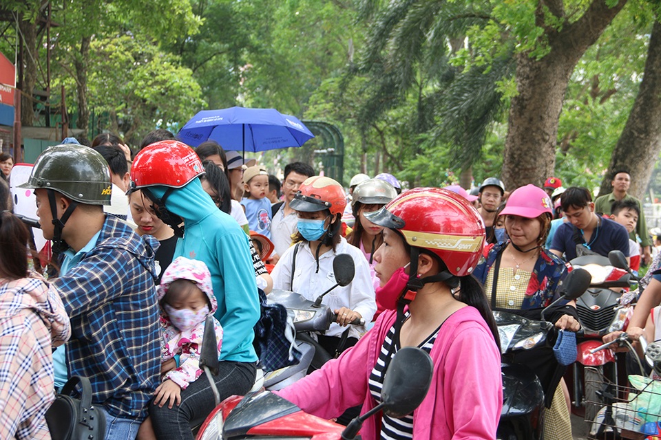 Toát mồ hôi, chen nhau trong công viên Thủ Lệ dịp nghỉ lễ - 2 Toát mồ hôi, chen nhau trong công viên Thủ Lệ dịp nghỉ lễ - 2