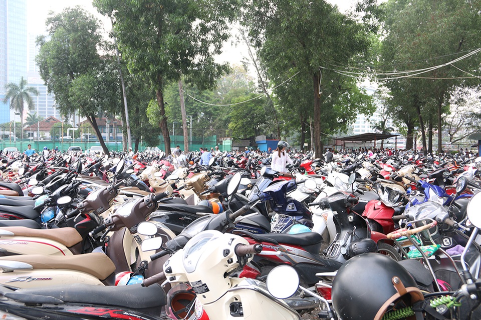 Toát mồ hôi, chen nhau trong công viên Thủ Lệ dịp nghỉ lễ - 5 Toát mồ hôi, chen nhau trong công viên Thủ Lệ dịp nghỉ lễ - 5