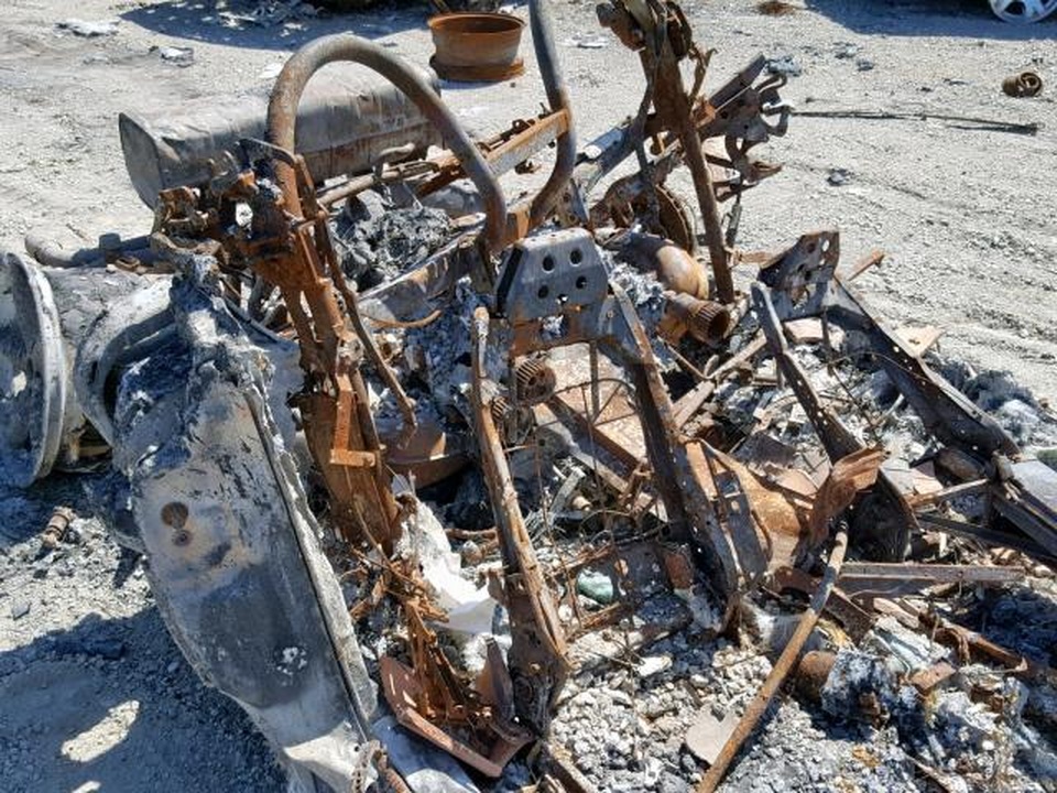 Kì lạ siêu xe cháy thành sắt vụn vẫn bán được tiền - 3