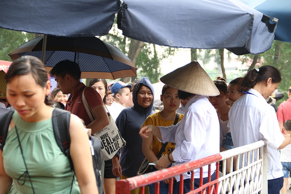 Toát mồ hôi, chen nhau trong công viên Thủ Lệ dịp nghỉ lễ - 7 Toát mồ hôi, chen nhau trong công viên Thủ Lệ dịp nghỉ lễ - 7