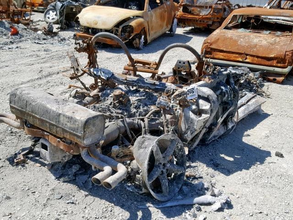 Kì lạ siêu xe cháy thành sắt vụn vẫn bán được tiền - 4