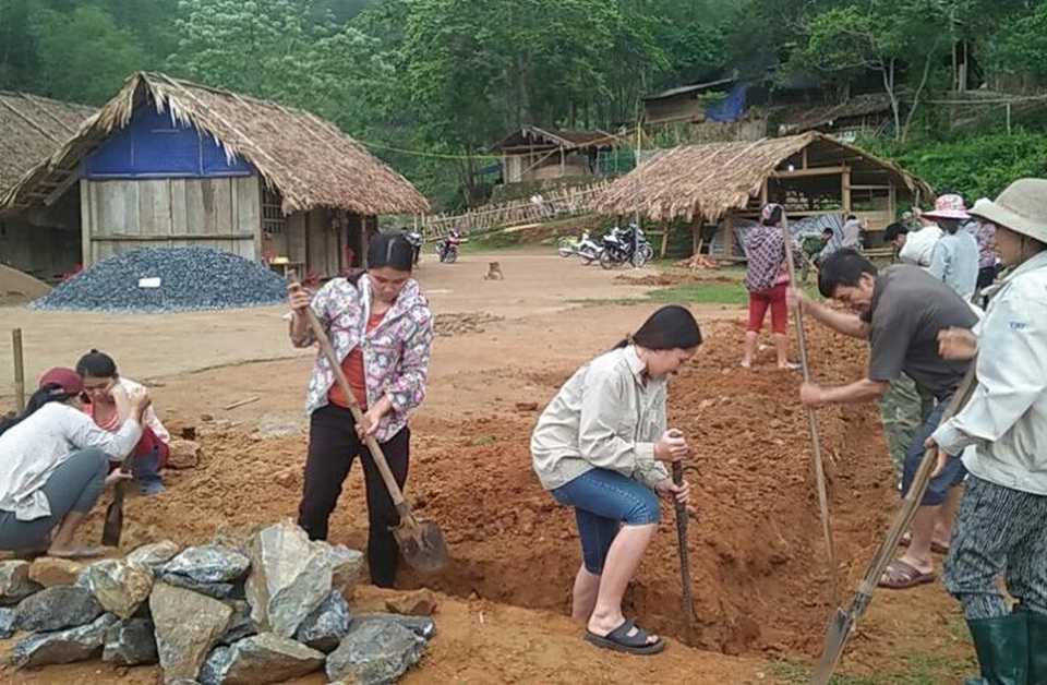 Người dân đóng góp công sức xây trường cho học sinh vùng cao - 2 Người dân đóng góp công sức xây trường cho học sinh vùng cao - 2