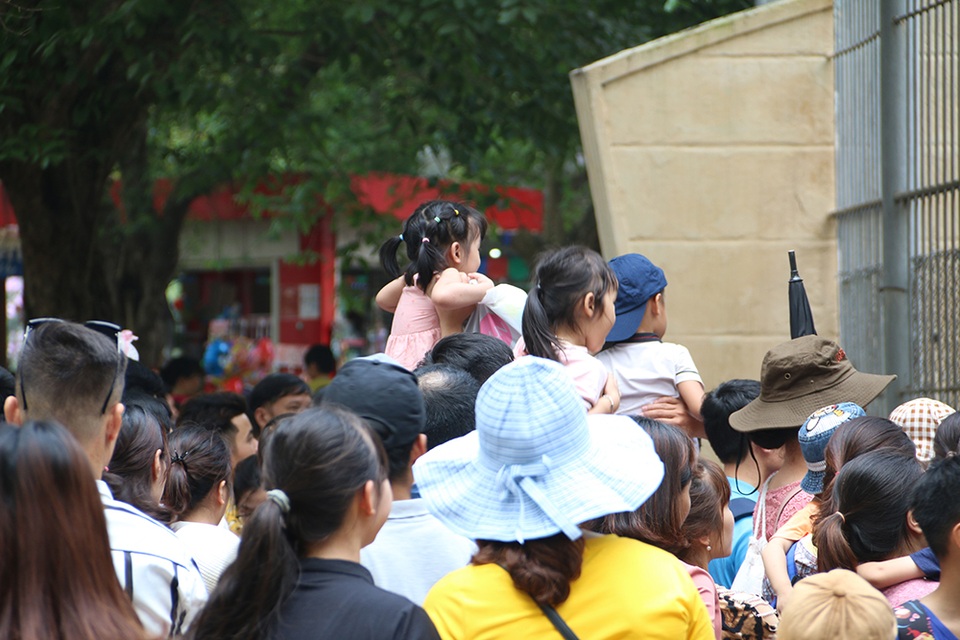 Toát mồ hôi, chen nhau trong công viên Thủ Lệ dịp nghỉ lễ - 8 Toát mồ hôi, chen nhau trong công viên Thủ Lệ dịp nghỉ lễ - 8