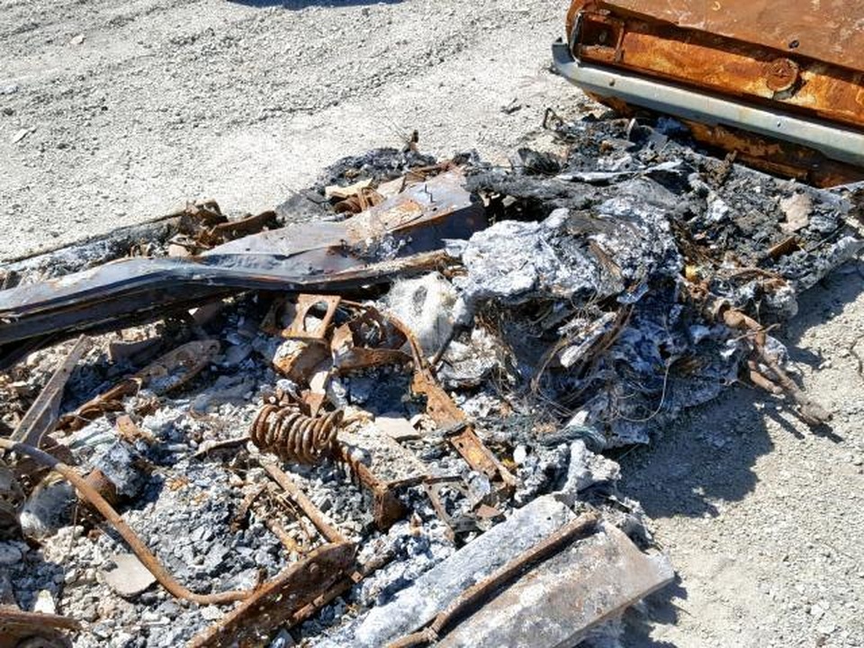 Kì lạ siêu xe cháy thành sắt vụn vẫn bán được tiền - 2