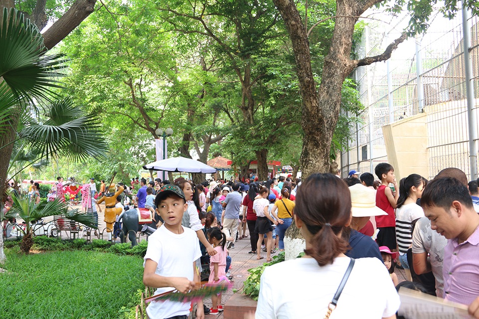 Toát mồ hôi, chen nhau trong công viên Thủ Lệ dịp nghỉ lễ - 11 Toát mồ hôi, chen nhau trong công viên Thủ Lệ dịp nghỉ lễ - 11