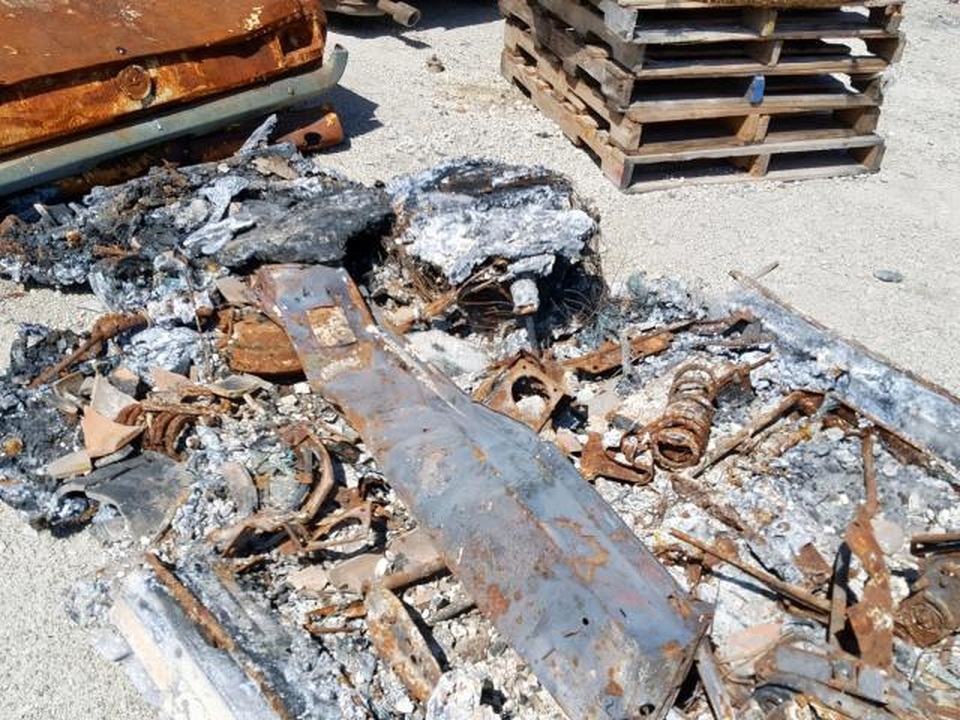 Kì lạ siêu xe cháy thành sắt vụn vẫn bán được tiền - 5