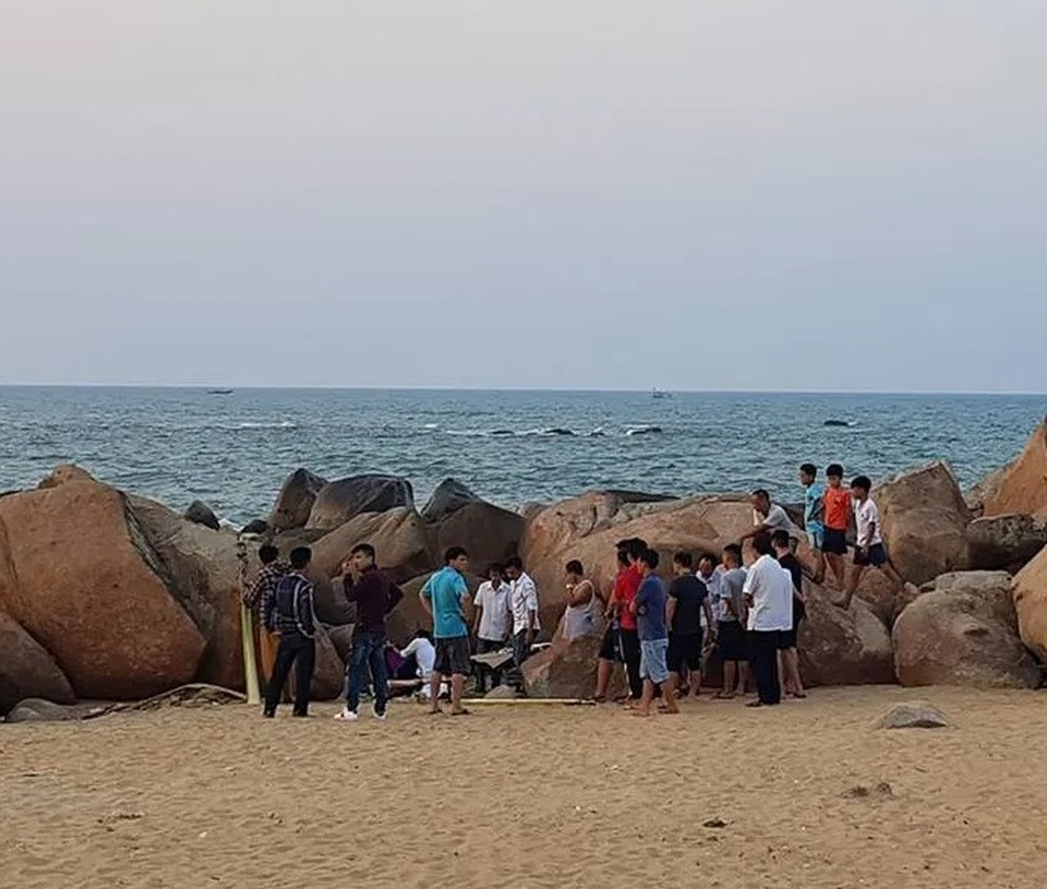 Tắm biển, một người đàn ông bị sóng nhấn chìm - 1 Tắm biển, một người đàn ông bị sóng nhấn chìm - 1