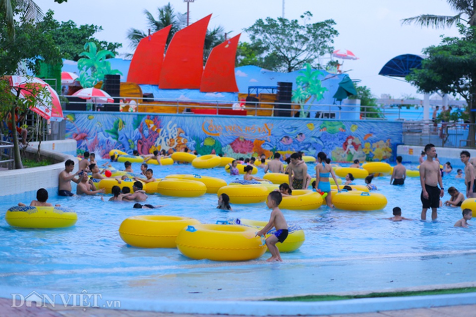 Hàng nghìn người đổ xô đến công viên nước Hồ Tây dịp nghỉ lễ - 11 Hàng nghìn người đổ xô đến công viên nước Hồ Tây dịp nghỉ lễ - 11