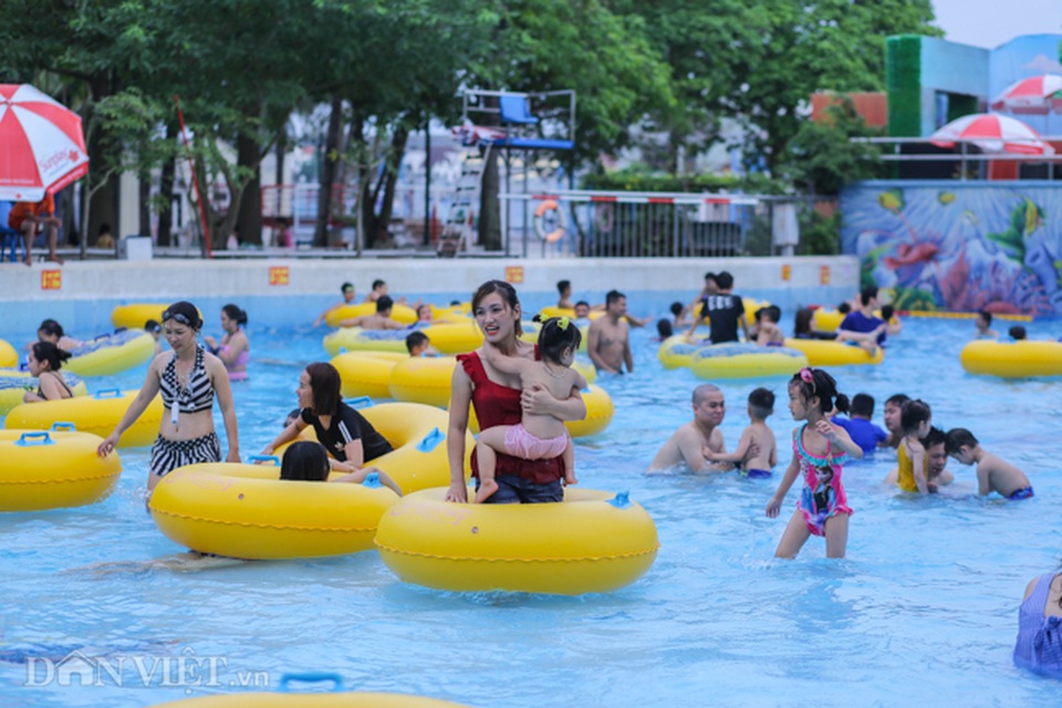 Hàng nghìn người đổ xô đến công viên nước Hồ Tây dịp nghỉ lễ - 2 Hàng nghìn người đổ xô đến công viên nước Hồ Tây dịp nghỉ lễ - 2