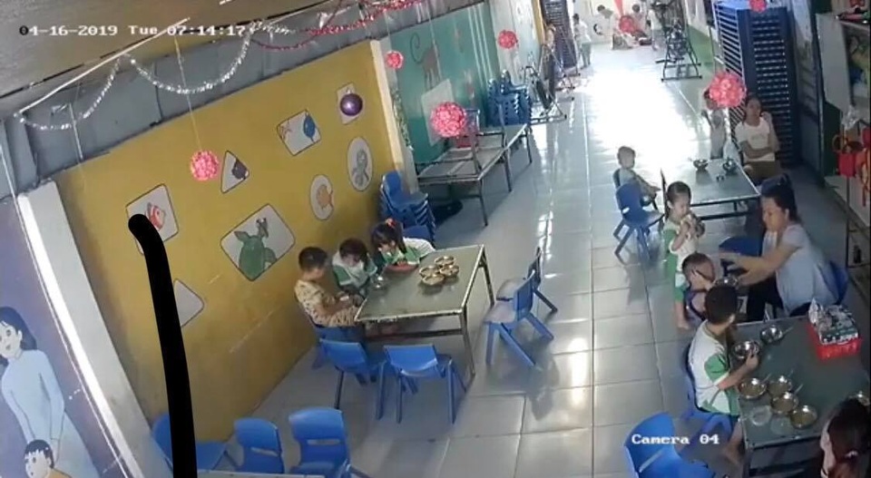 Bảo mẫu đút cháo như “nhồi vịt”, đánh liên tiếp vào đầu trẻ để chống ói? - 1 Bảo mẫu đút cháo như “nhồi vịt”, đánh liên tiếp vào đầu trẻ để chống ói? - 1