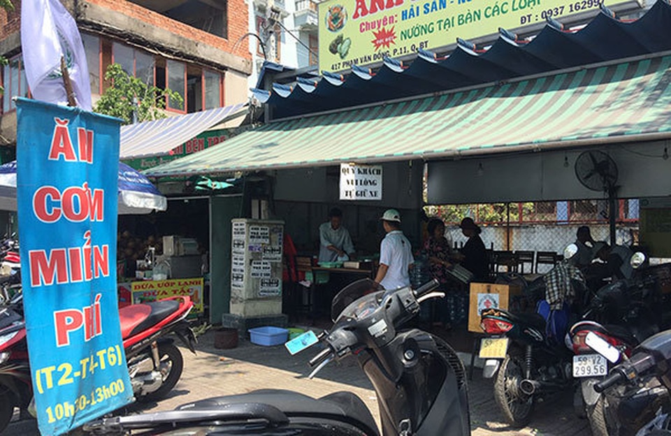 Hành động bất ngờ của chủ xe ô tô sang trong quán cơm 0 đồng - 1 Hành động bất ngờ của chủ xe ô tô sang trong quán cơm 0 đồng - 1