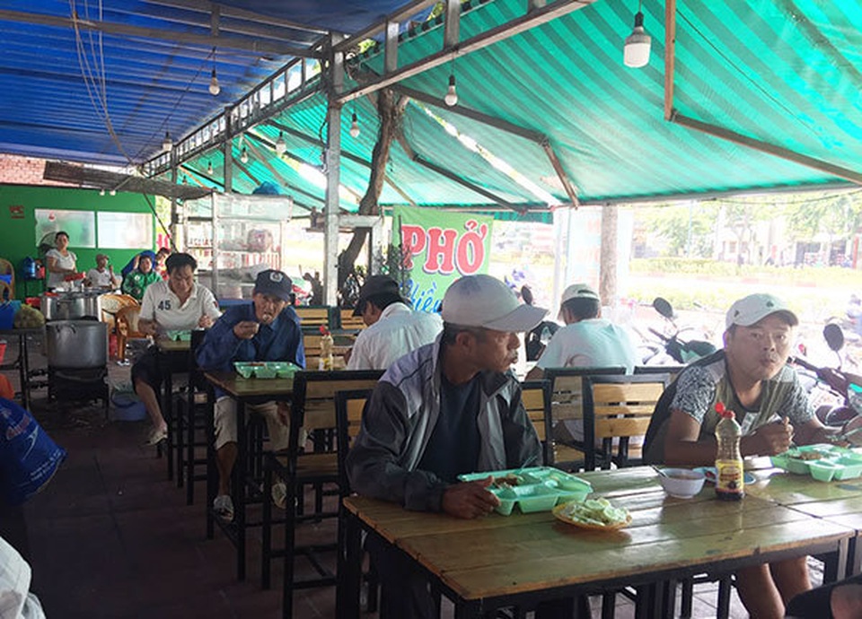 Hành động bất ngờ của chủ xe ô tô sang trong quán cơm 0 đồng - 2 Hành động bất ngờ của chủ xe ô tô sang trong quán cơm 0 đồng - 2