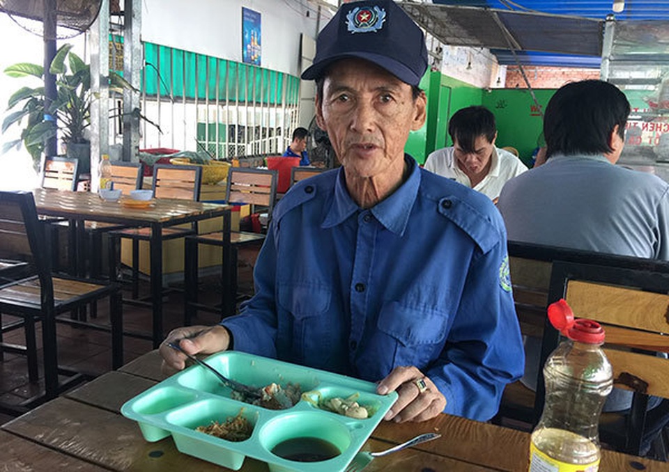 Hành động bất ngờ của chủ xe ô tô sang trong quán cơm 0 đồng - 3 Hành động bất ngờ của chủ xe ô tô sang trong quán cơm 0 đồng - 3