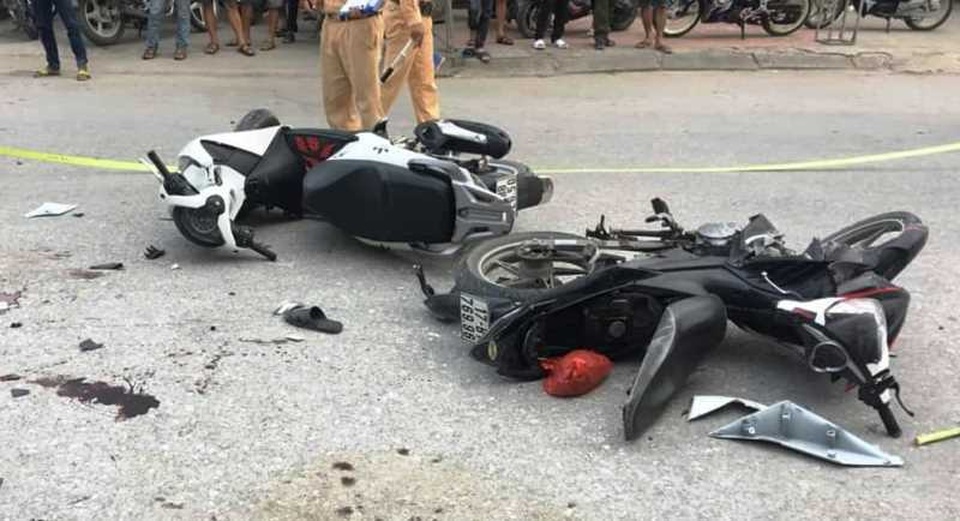Hai bố con tử vong khi va chạm với xe máy trong đoàn đi rước dâu - 1 Hai bố con tử vong khi va chạm với xe máy trong đoàn đi rước dâu - 1