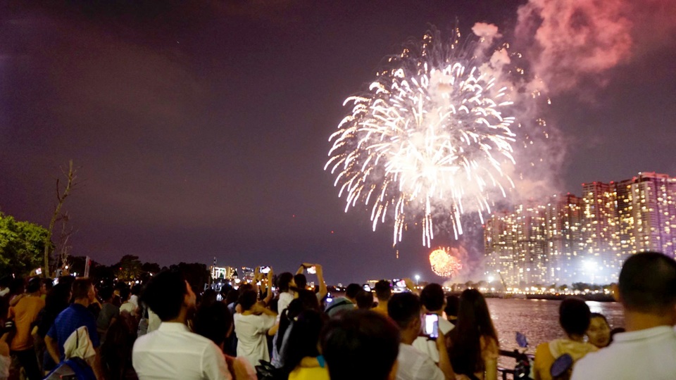 Pháo hoa lung linh trên bầu trời TPHCM đêm 30/4 - 12 Pháo hoa lung linh trên bầu trời TPHCM đêm 30/4 - 12
