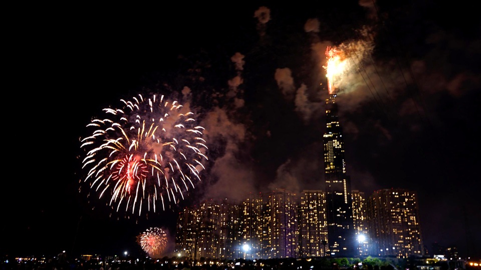 Pháo hoa lung linh trên bầu trời TPHCM đêm 30/4 - 7 Pháo hoa lung linh trên bầu trời TPHCM đêm 30/4 - 7