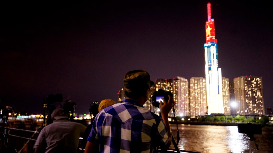 Pháo hoa lung linh trên bầu trời TPHCM đêm 30/4 - 2 Pháo hoa lung linh trên bầu trời TPHCM đêm 30/4 - 2