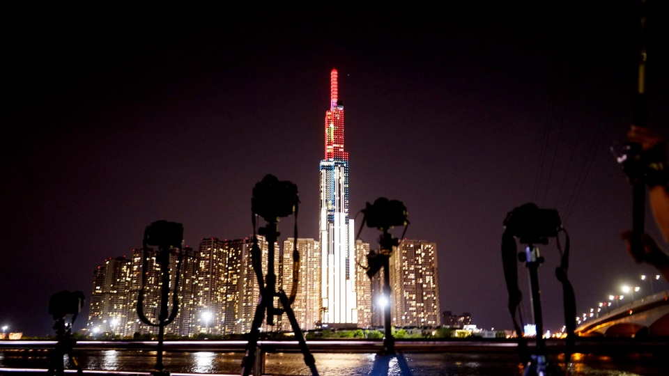 Pháo hoa lung linh trên bầu trời TPHCM đêm 30/4 - 3 Pháo hoa lung linh trên bầu trời TPHCM đêm 30/4 - 3