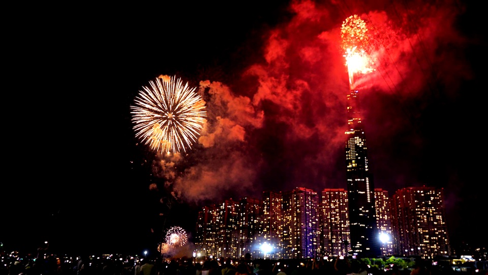 Pháo hoa lung linh trên bầu trời TPHCM đêm 30/4 - 5 Pháo hoa lung linh trên bầu trời TPHCM đêm 30/4 - 5