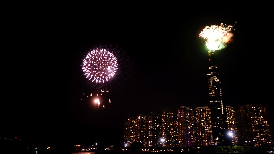 Pháo hoa lung linh trên bầu trời TPHCM đêm 30/4 - 4 Pháo hoa lung linh trên bầu trời TPHCM đêm 30/4 - 4