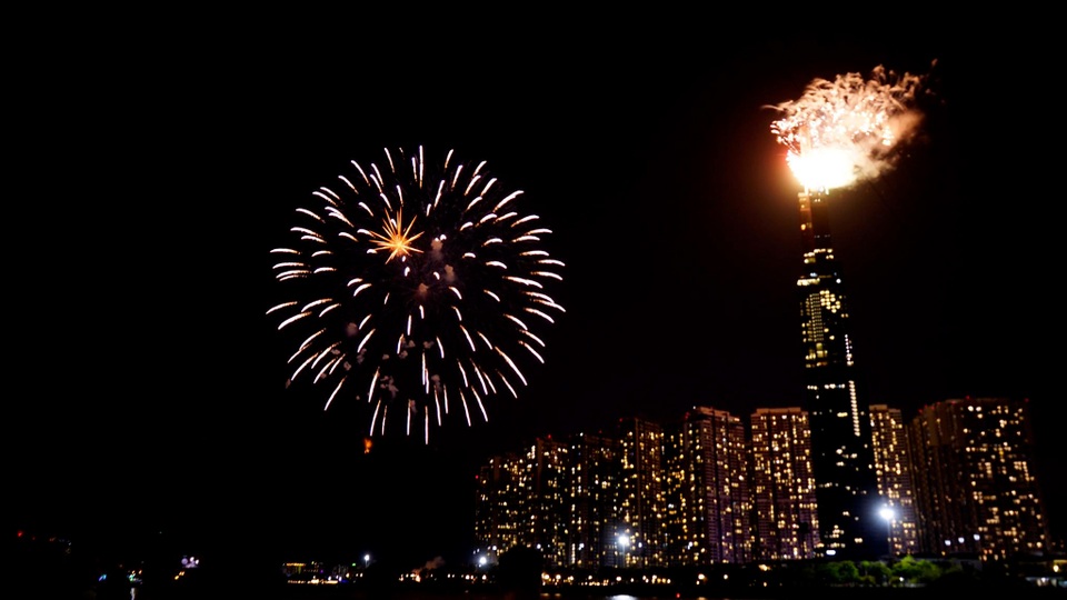 Pháo hoa lung linh trên bầu trời TPHCM đêm 30/4 - 6 Pháo hoa lung linh trên bầu trời TPHCM đêm 30/4 - 6