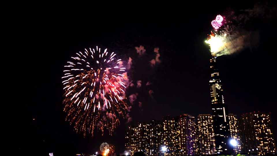 Pháo hoa lung linh trên bầu trời TPHCM đêm 30/4 - 9 Pháo hoa lung linh trên bầu trời TPHCM đêm 30/4 - 9