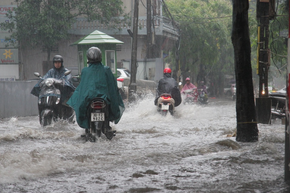 Hà Nội: Mưa lớn, nhiều tuyến phố ngập sâu trong nước - 2 Hà Nội: Mưa lớn, nhiều tuyến phố ngập sâu trong nước - 2