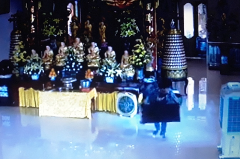 Bắt tại trận thanh niên đập thùng công đức trong chùa trộm tiền - 2 Bắt tại trận thanh niên đập thùng công đức trong chùa trộm tiền - 2