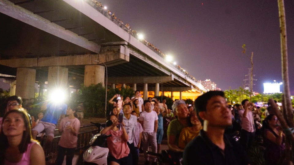 Pháo hoa lung linh trên bầu trời TPHCM đêm 30/4 - 1 Pháo hoa lung linh trên bầu trời TPHCM đêm 30/4 - 1