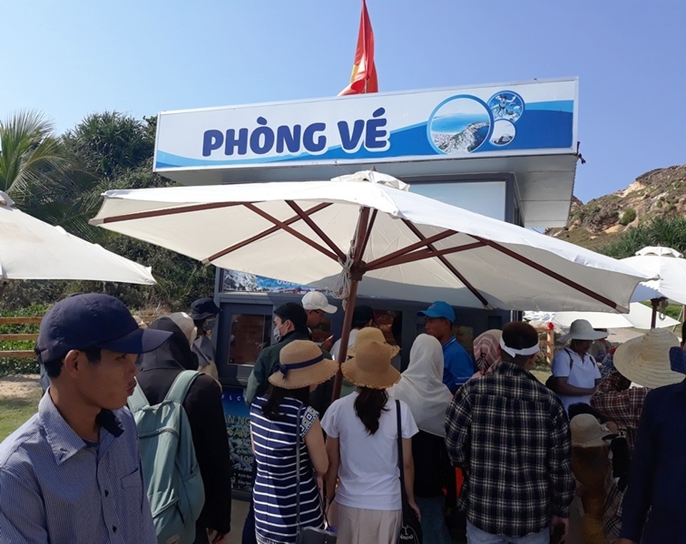 Làng chài căng mình đón khách: “Khách đông nhưng không chặt chém” - 4