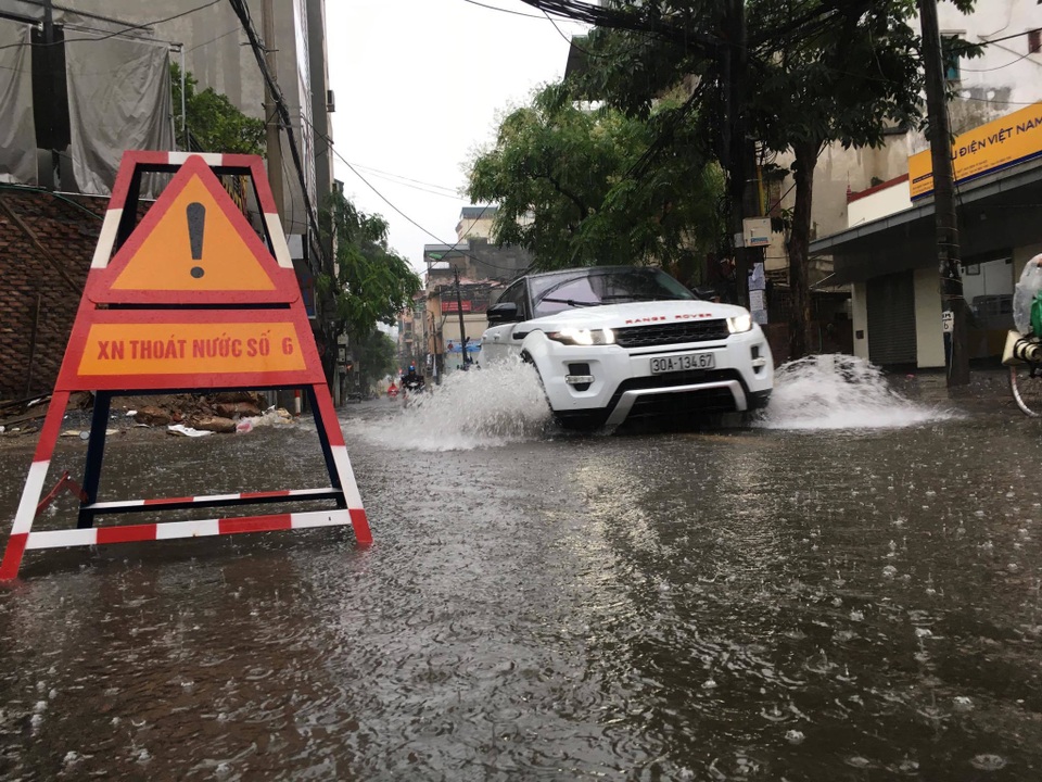 Hà Nội: Mưa lớn, nhiều tuyến phố ngập sâu trong nước - 3 Hà Nội: Mưa lớn, nhiều tuyến phố ngập sâu trong nước - 3
