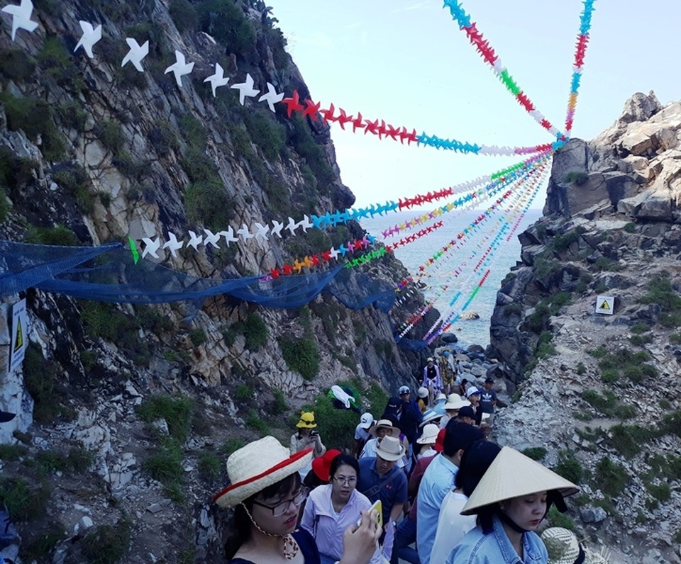 Làng chài căng mình đón khách: “Khách đông nhưng không chặt chém” - 5